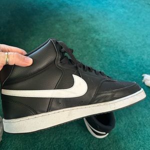 NWOT Nike high top tennis shoes. Worn 1 time.